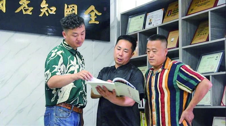 品牌画册中的文化交流与学习场景